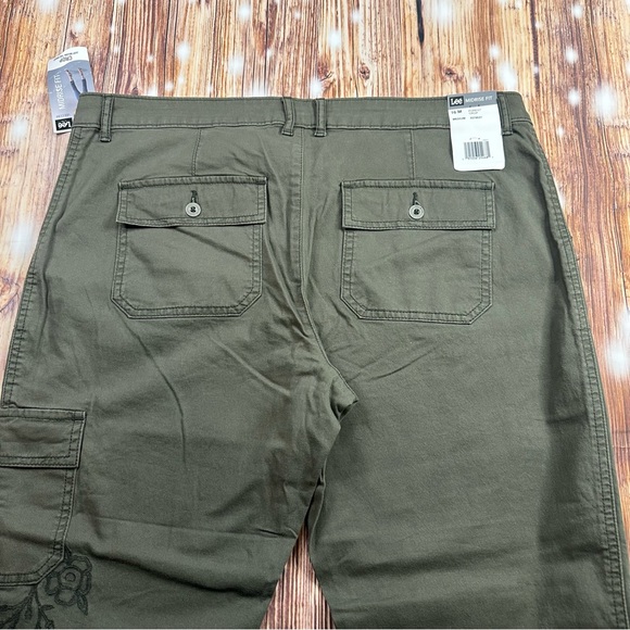 NWT Lee Crop Utility Cargo Pocket Pants Floral Embroidered Green Women’s Size 16 - Picture 15 of 16